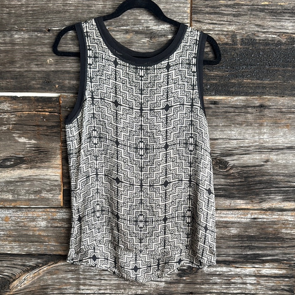 Club Monaco Silk Geometric Black and White Sleeveless Top‎